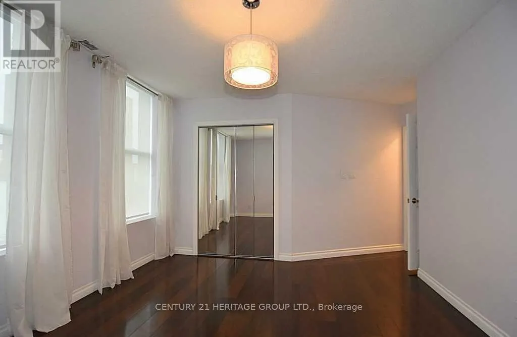 608 - 36 JAMES STREET S