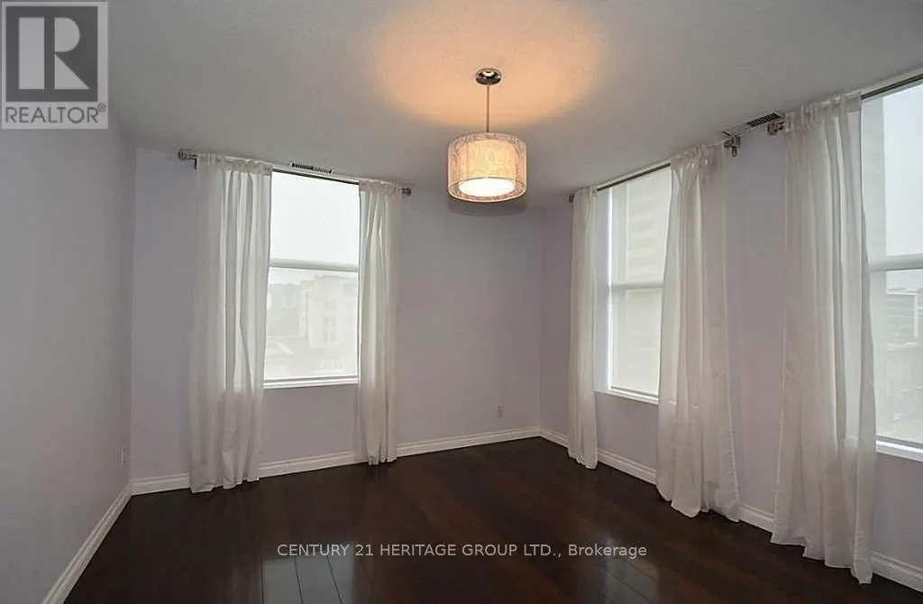 608 - 36 JAMES STREET S
