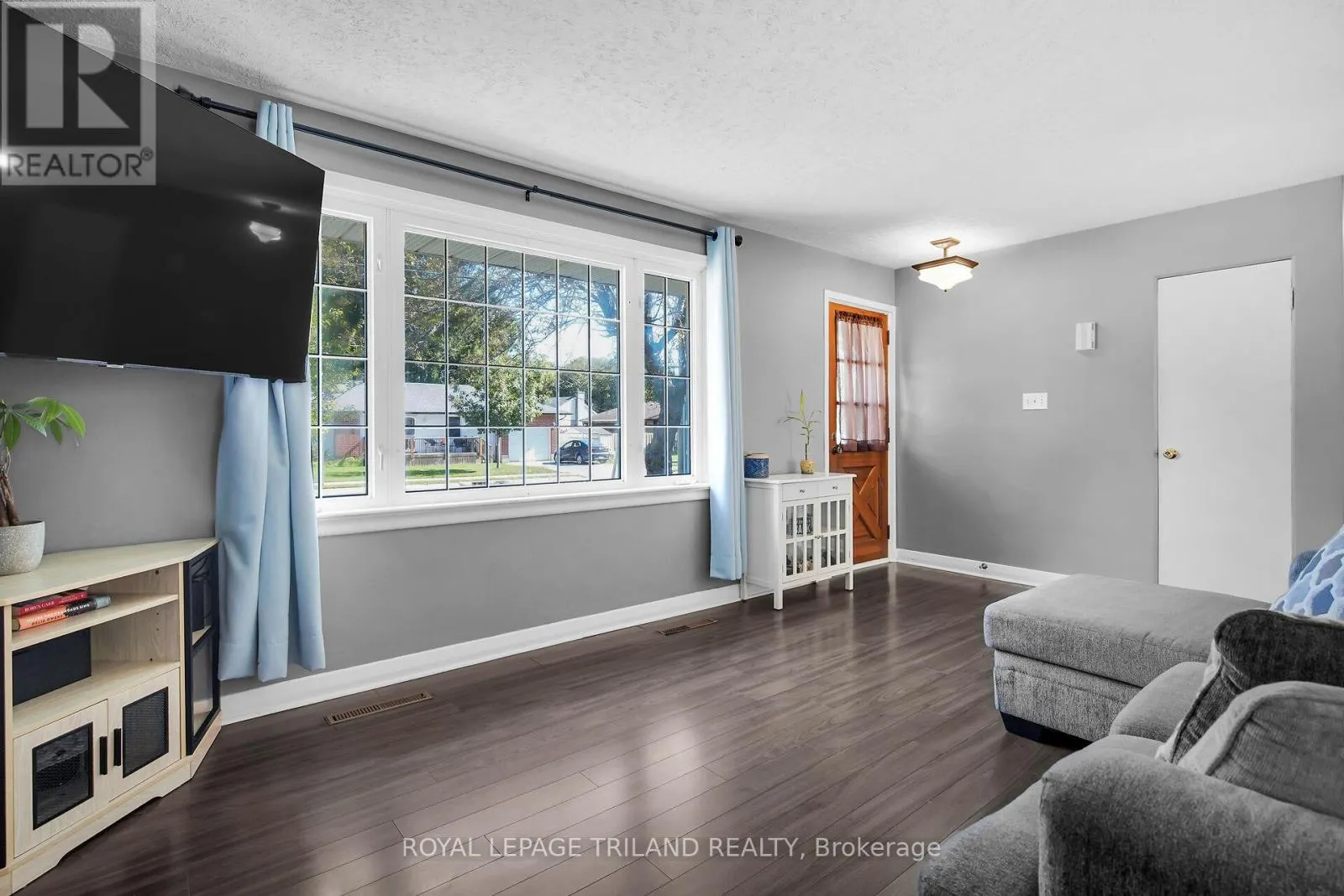 61 CHURCHILL CRESCENT