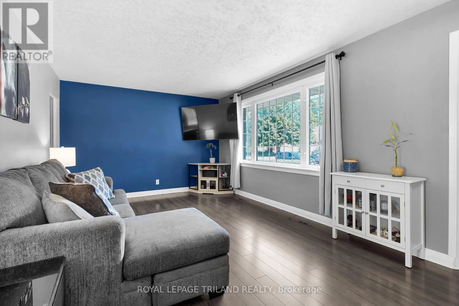 61 CHURCHILL CRESCENT