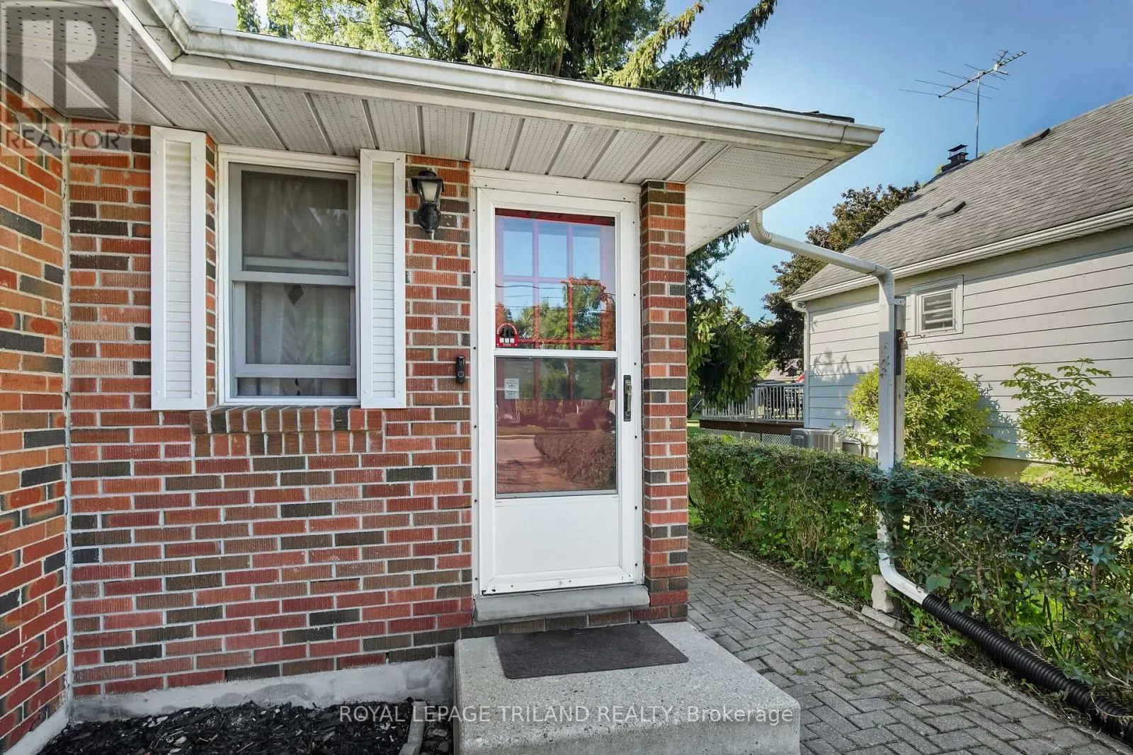 61 CHURCHILL CRESCENT