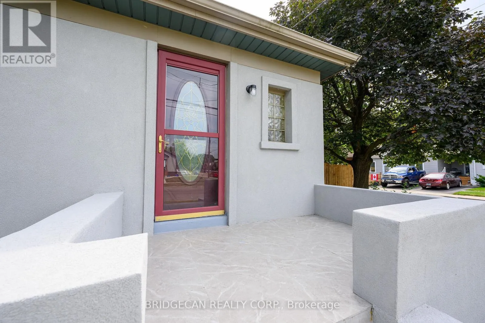 258 BRUCEDALE AVENUE E