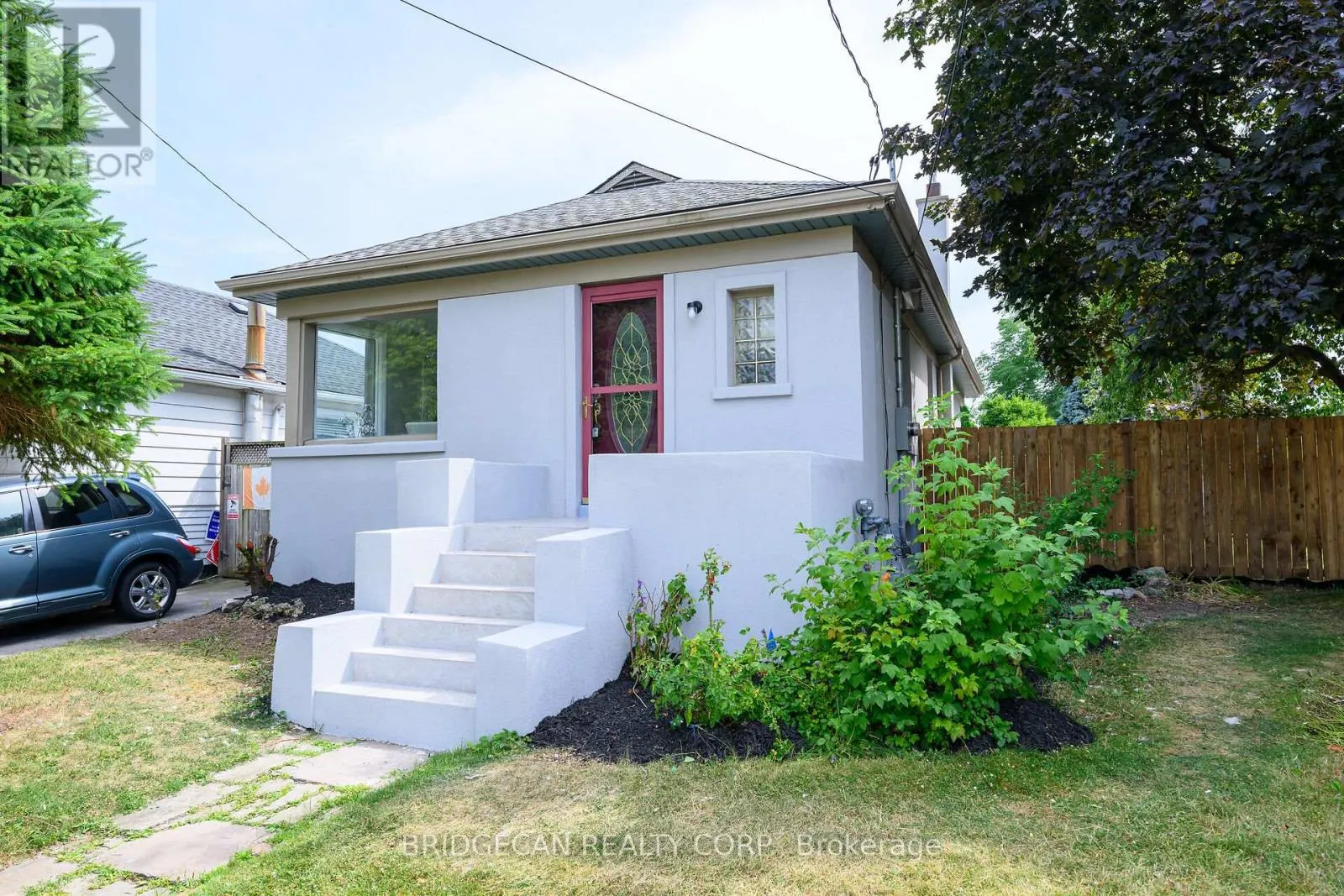 258 BRUCEDALE AVENUE E