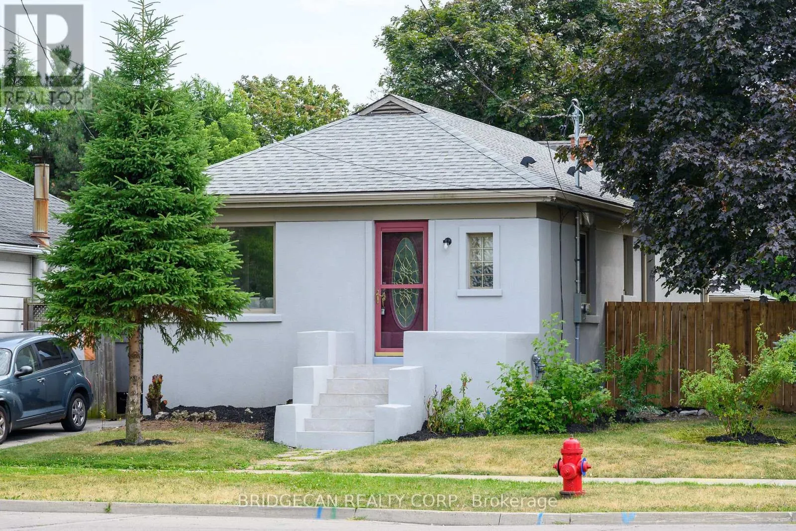 258 BRUCEDALE AVENUE E
