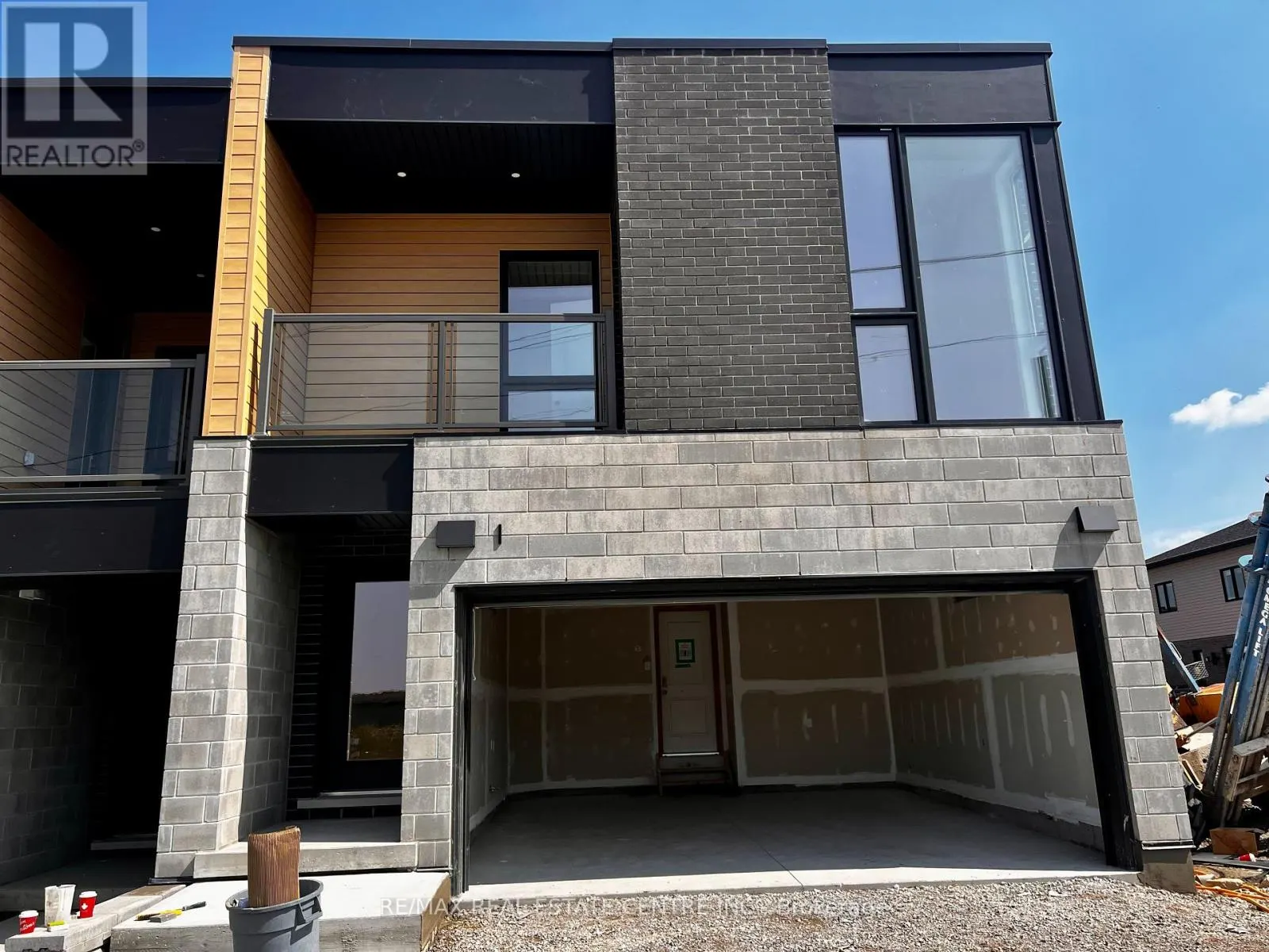 F001 - 261 WOODBINE AVENUE