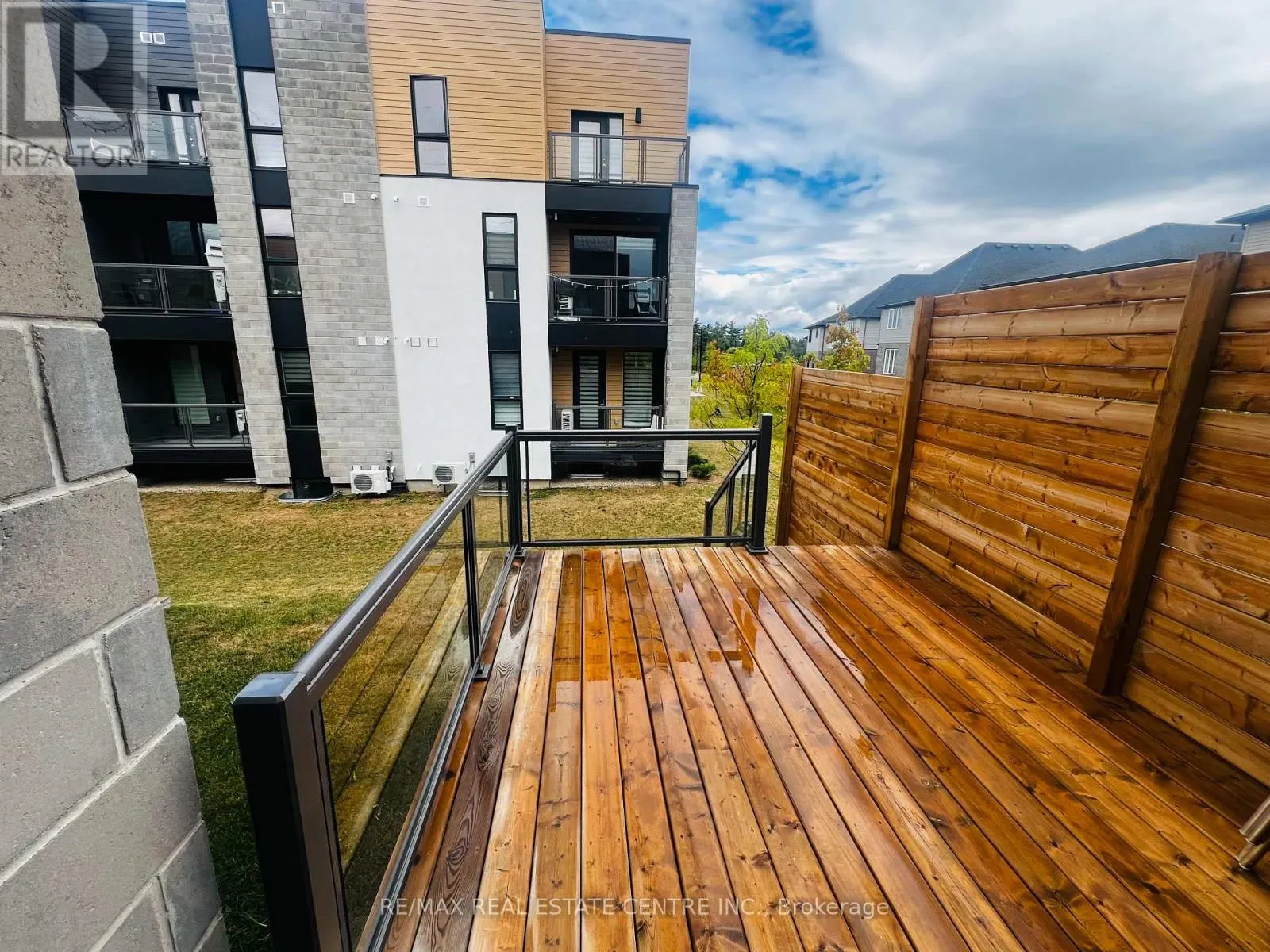 F001 - 261 WOODBINE AVENUE