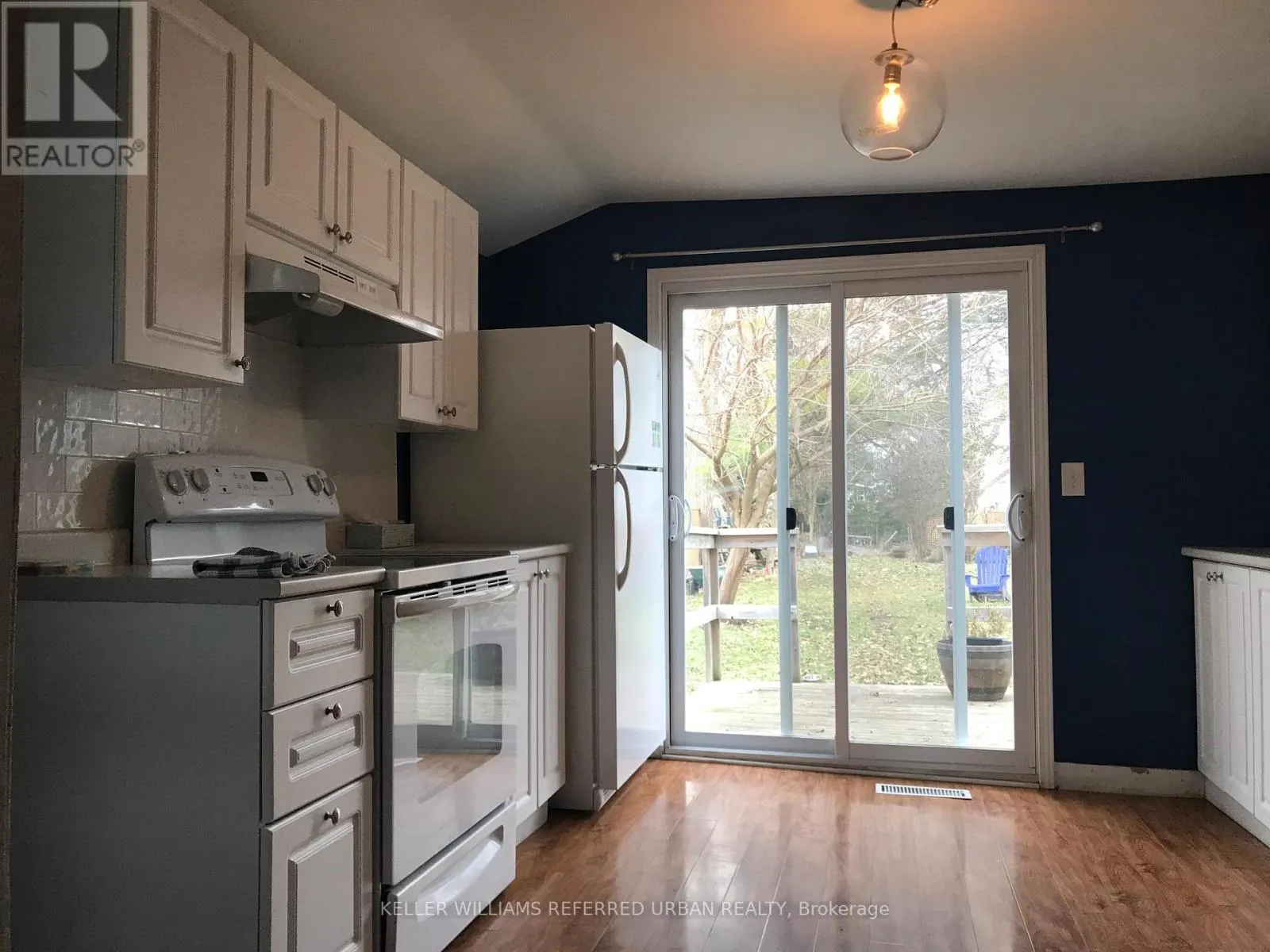 232 UNIVERSITY AVENUE W