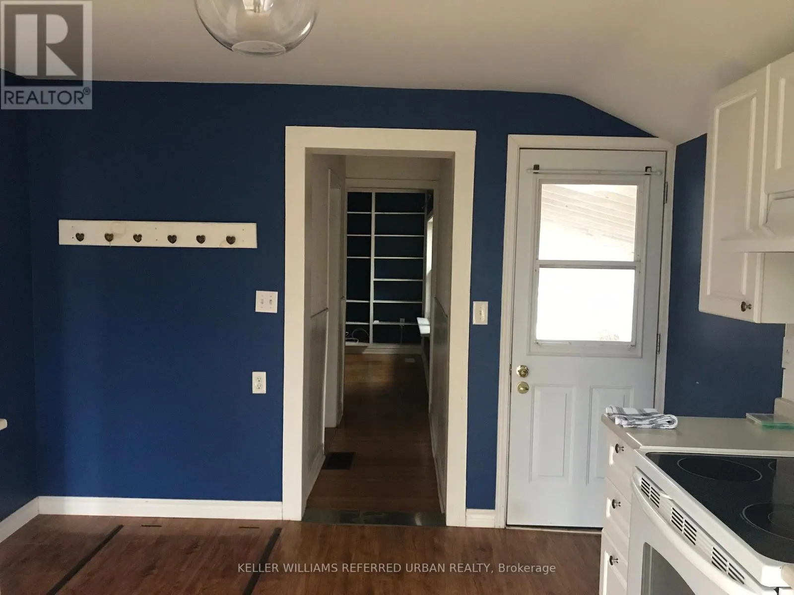 232 UNIVERSITY AVENUE W