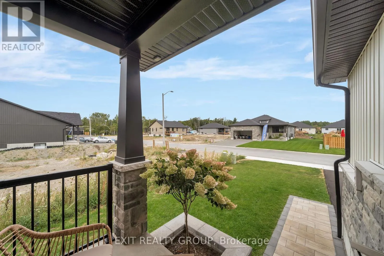 4 MACKENZIE JOHN CRESCENT