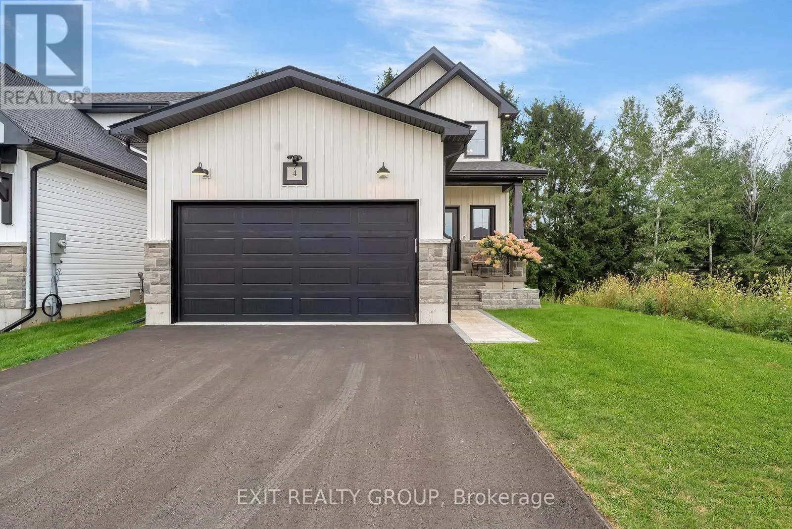 4 MACKENZIE JOHN CRESCENT