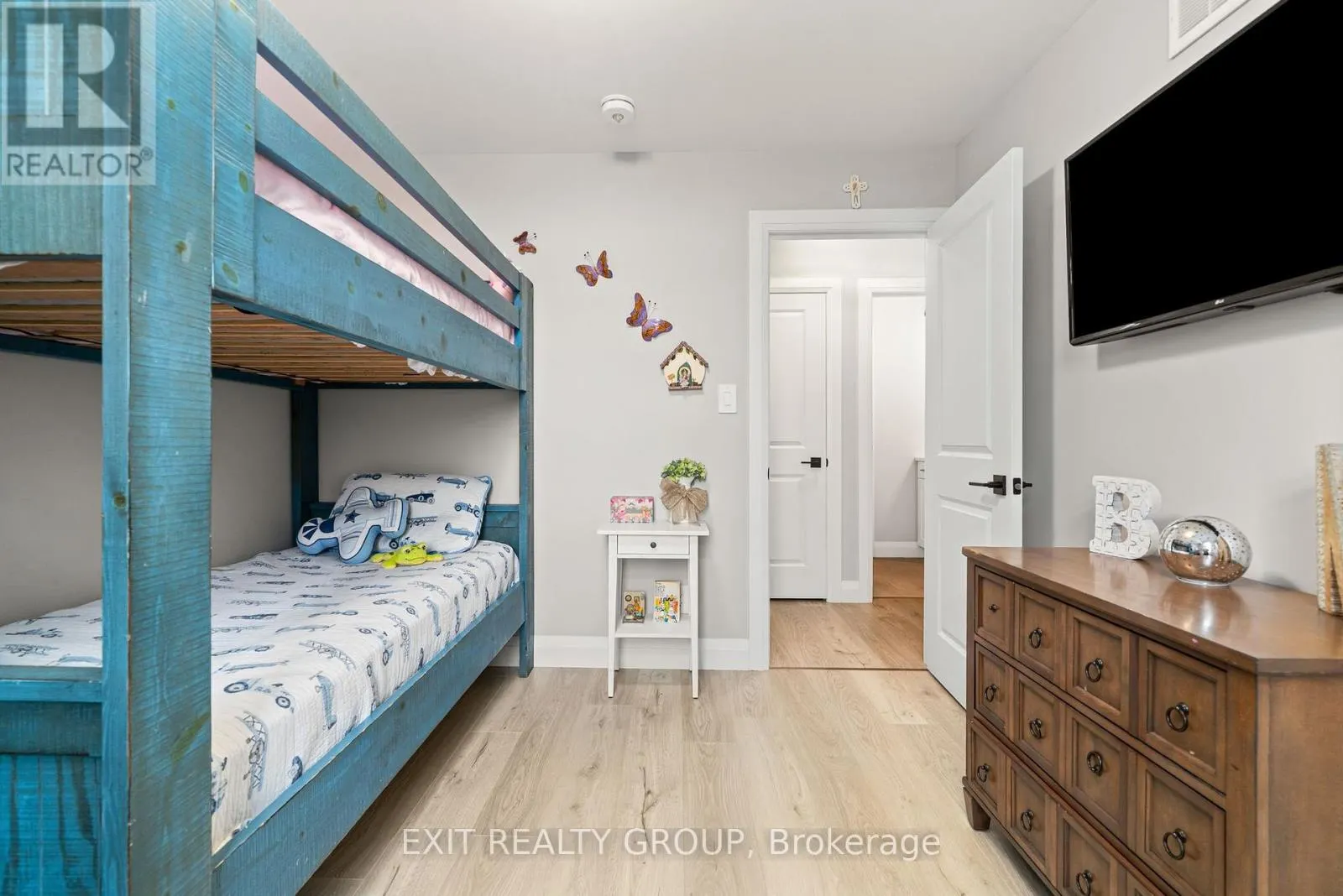 4 MACKENZIE JOHN CRESCENT