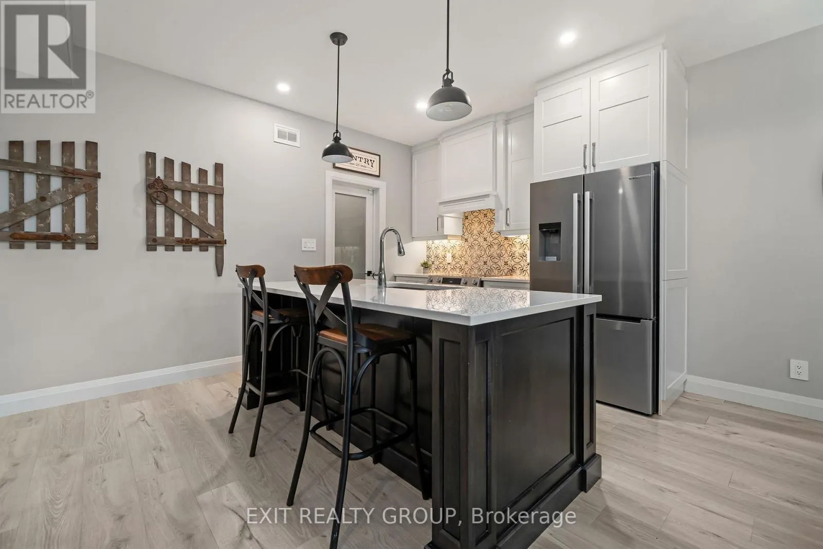 4 MACKENZIE JOHN CRESCENT