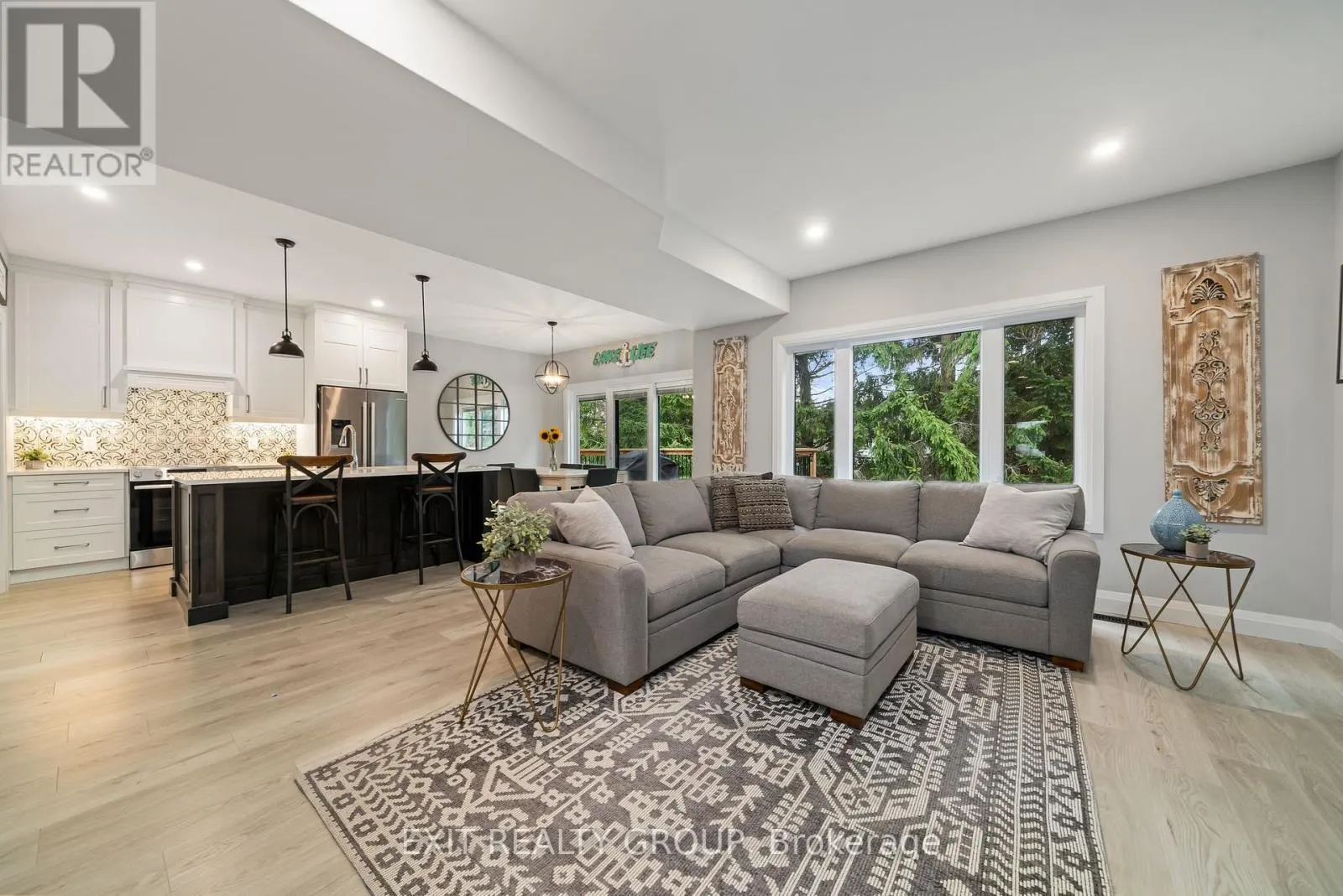 4 MACKENZIE JOHN CRESCENT