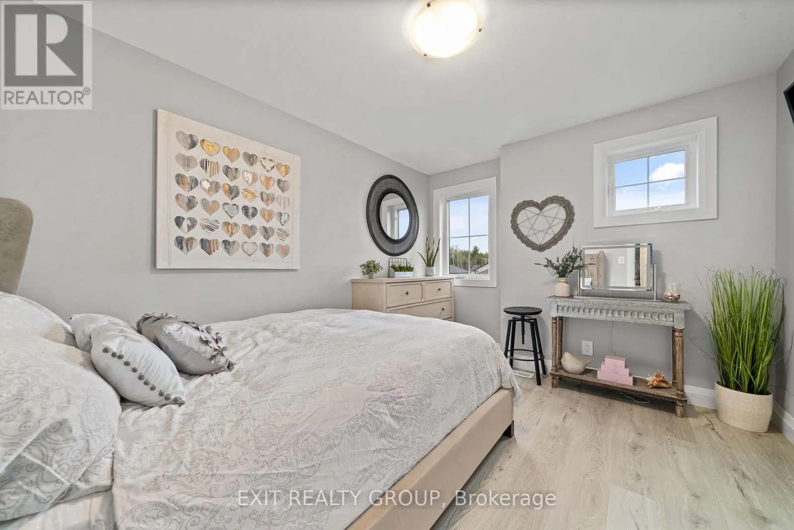 4 MACKENZIE JOHN CRESCENT