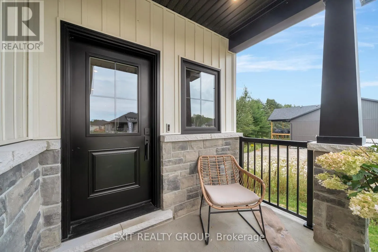 4 MACKENZIE JOHN CRESCENT