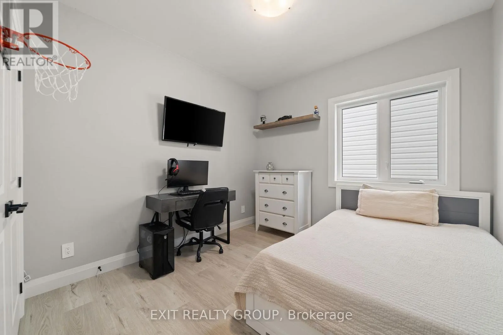 4 MACKENZIE JOHN CRESCENT