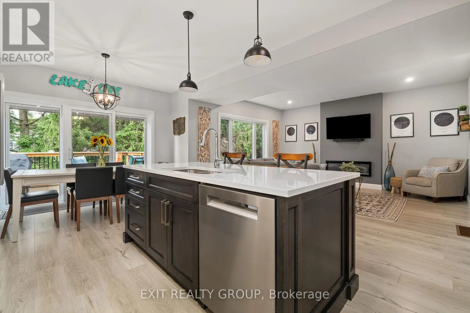 4 MACKENZIE JOHN CRESCENT