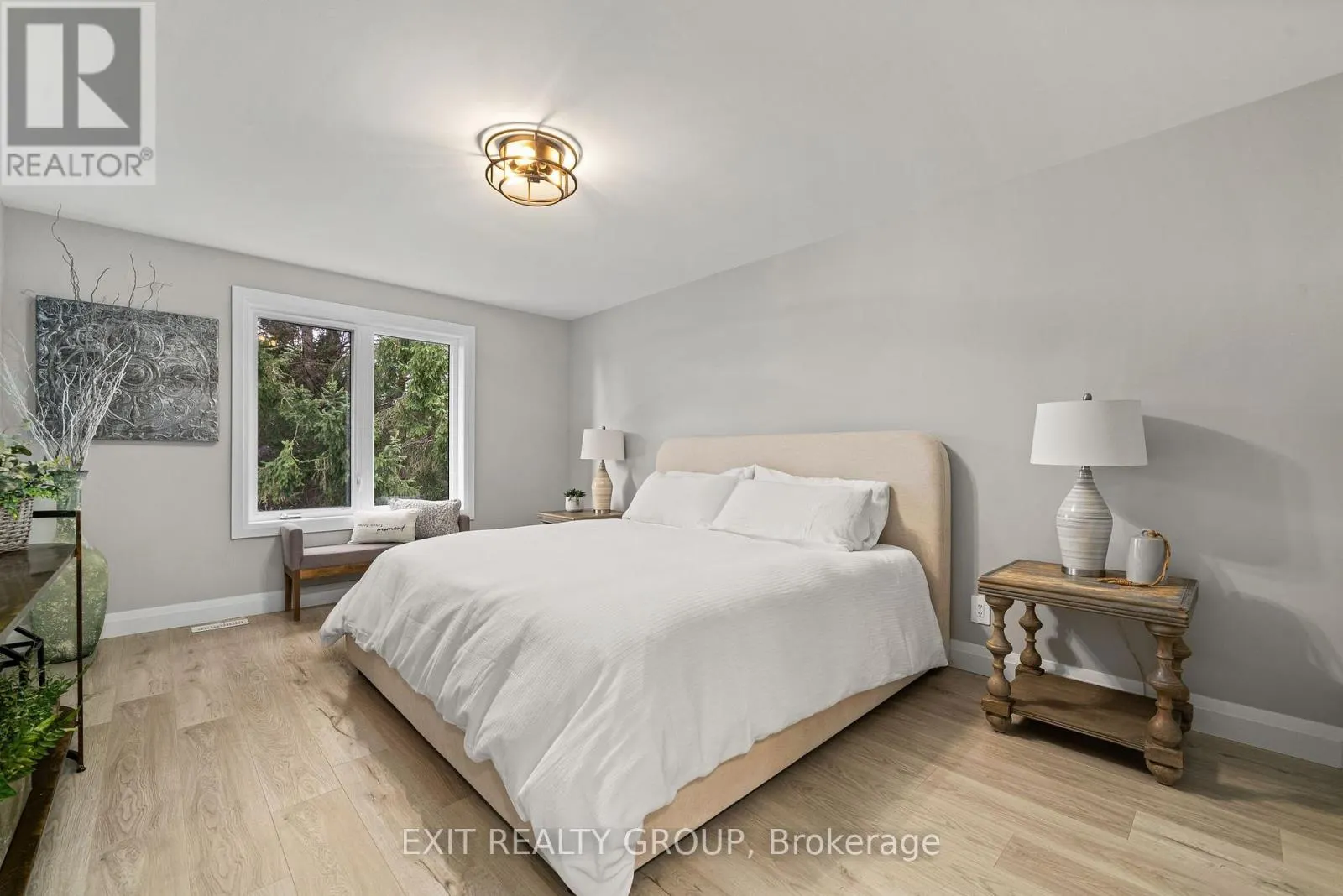 4 MACKENZIE JOHN CRESCENT