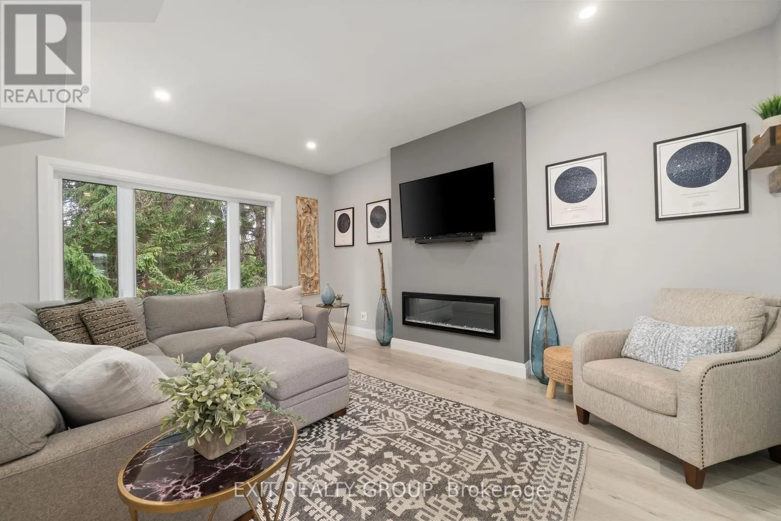 4 MACKENZIE JOHN CRESCENT
