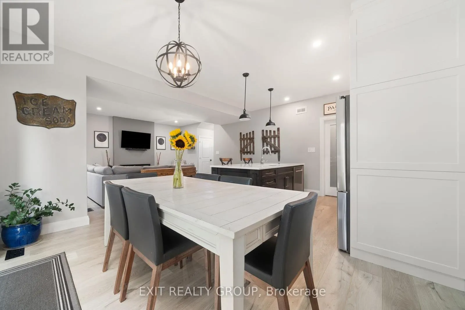 4 MACKENZIE JOHN CRESCENT