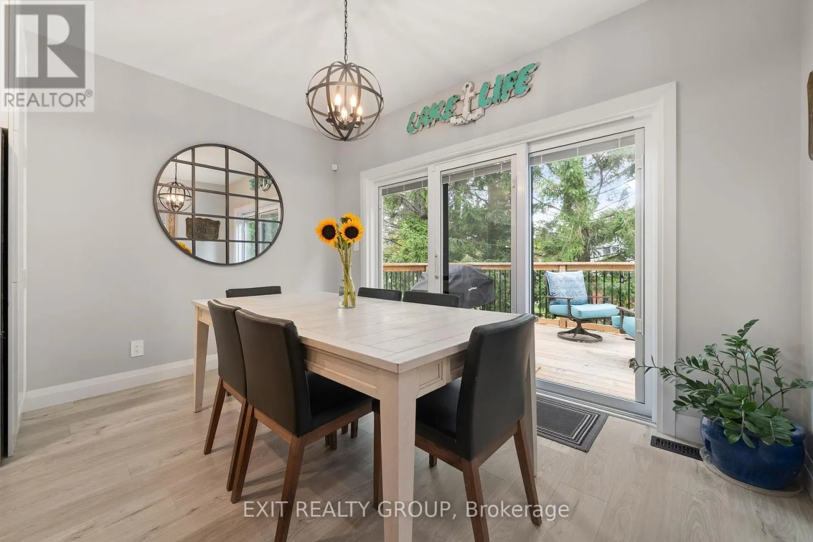 4 MACKENZIE JOHN CRESCENT