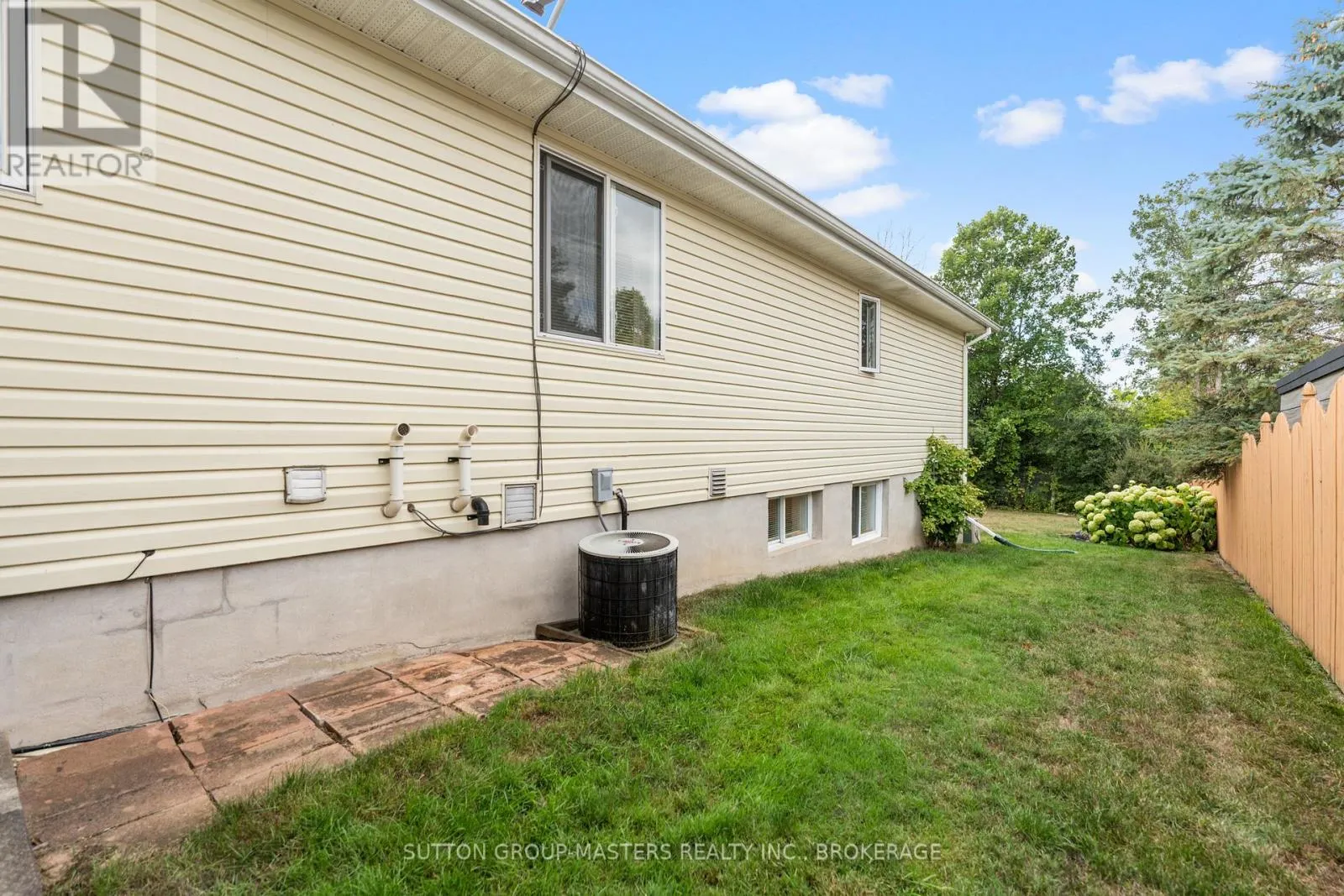 539 SACKVILLE CRESCENT