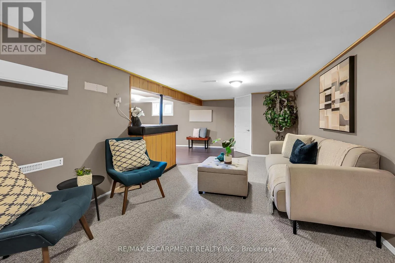 160 ELIZABETH CRESCENT