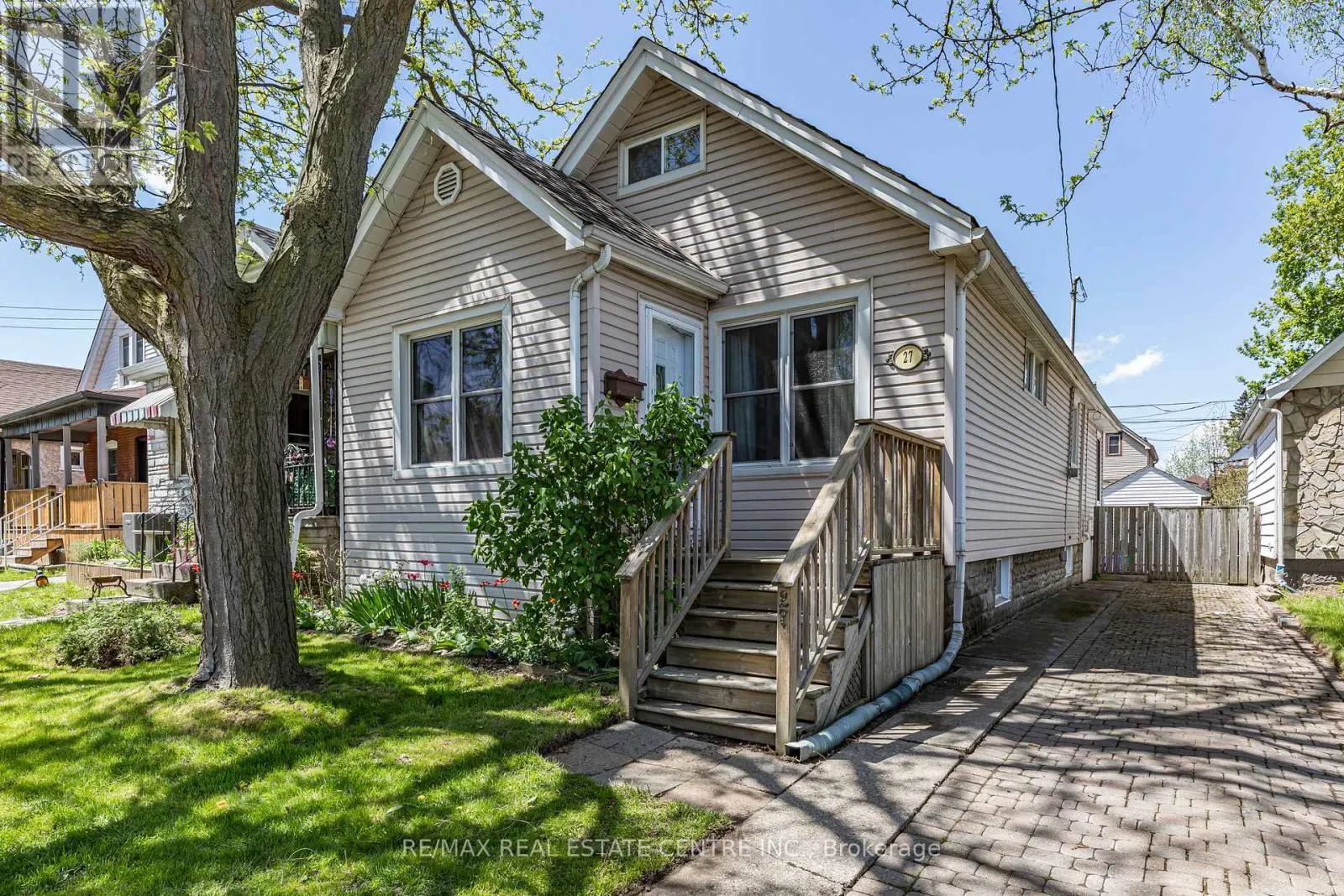 27 BARONS AVENUE N
