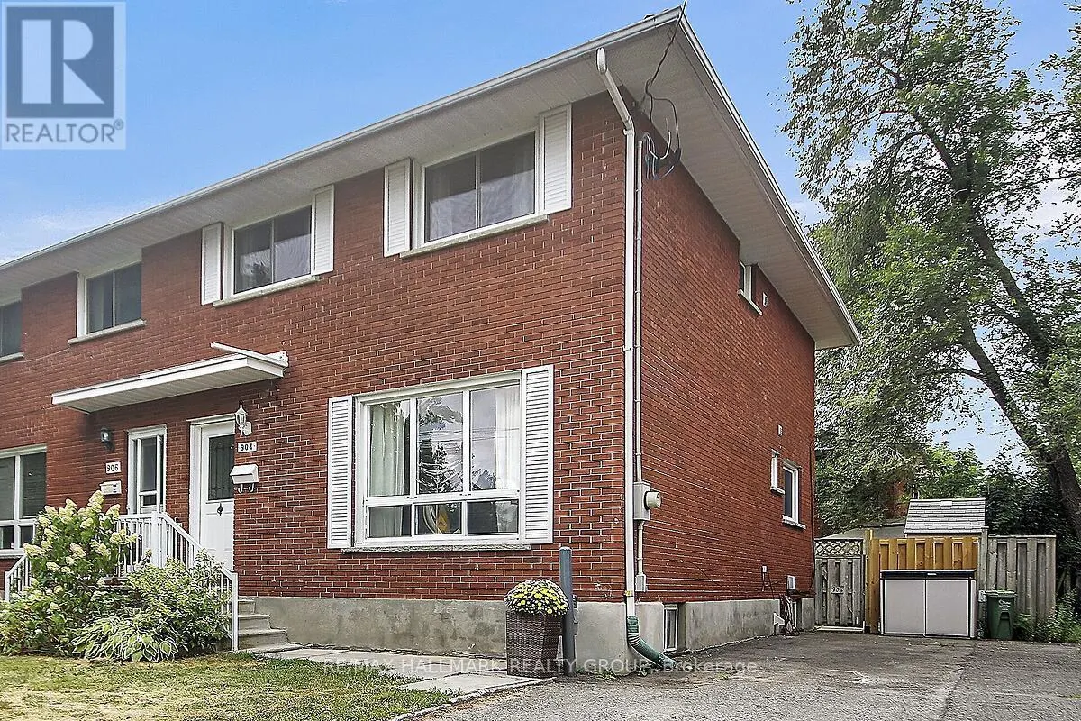 904 PINEWOOD CRESCENT