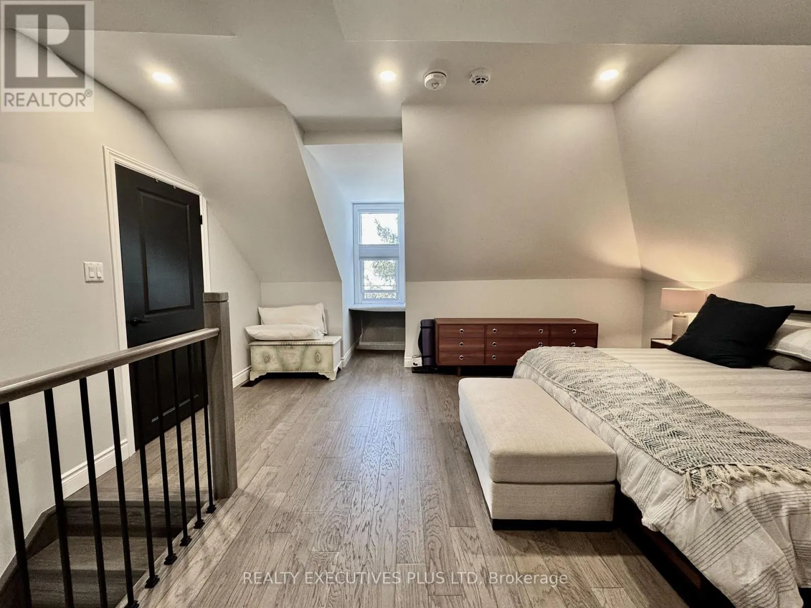 6 ELGIN STREET N