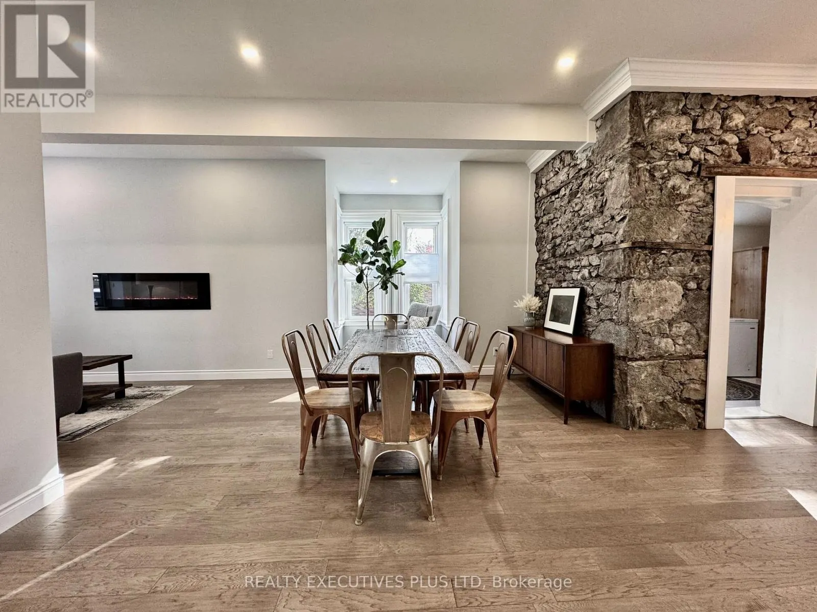 6 ELGIN STREET N