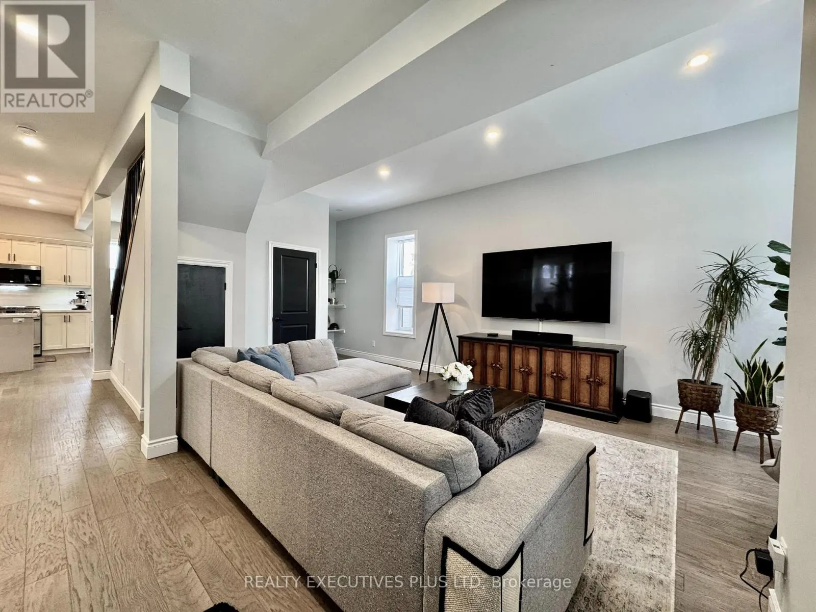 6 ELGIN STREET N