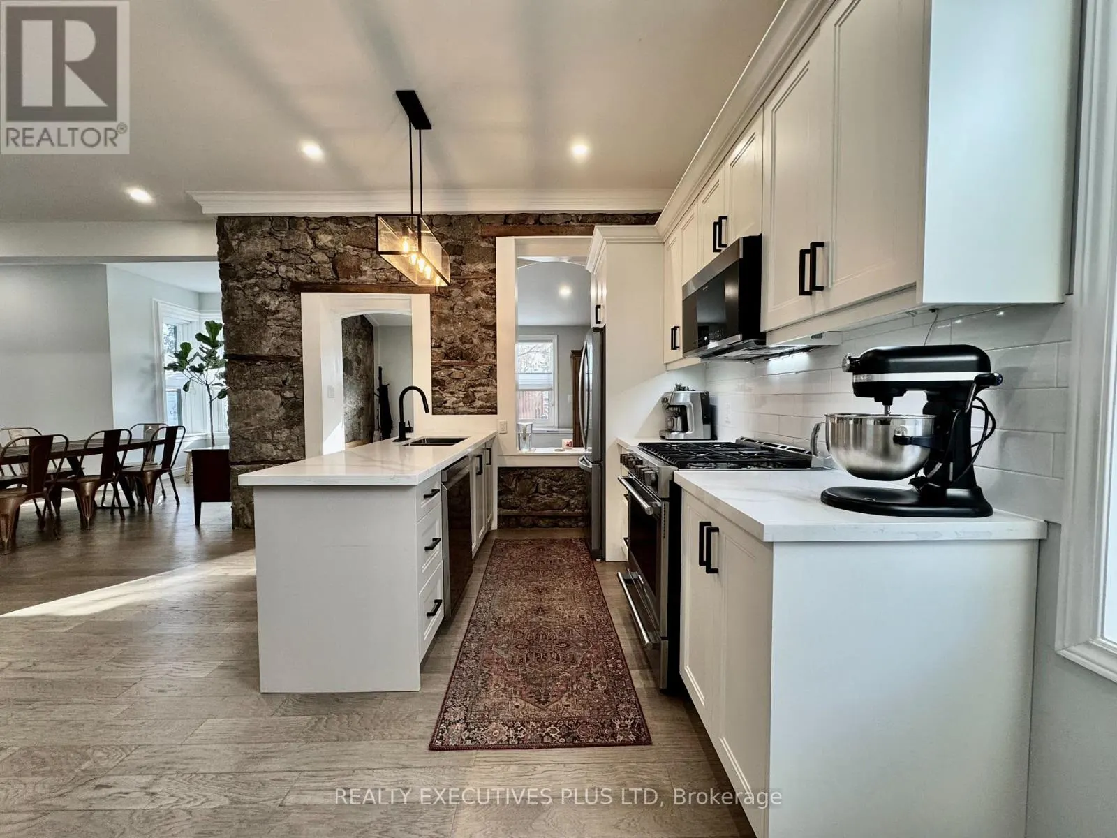 6 ELGIN STREET N