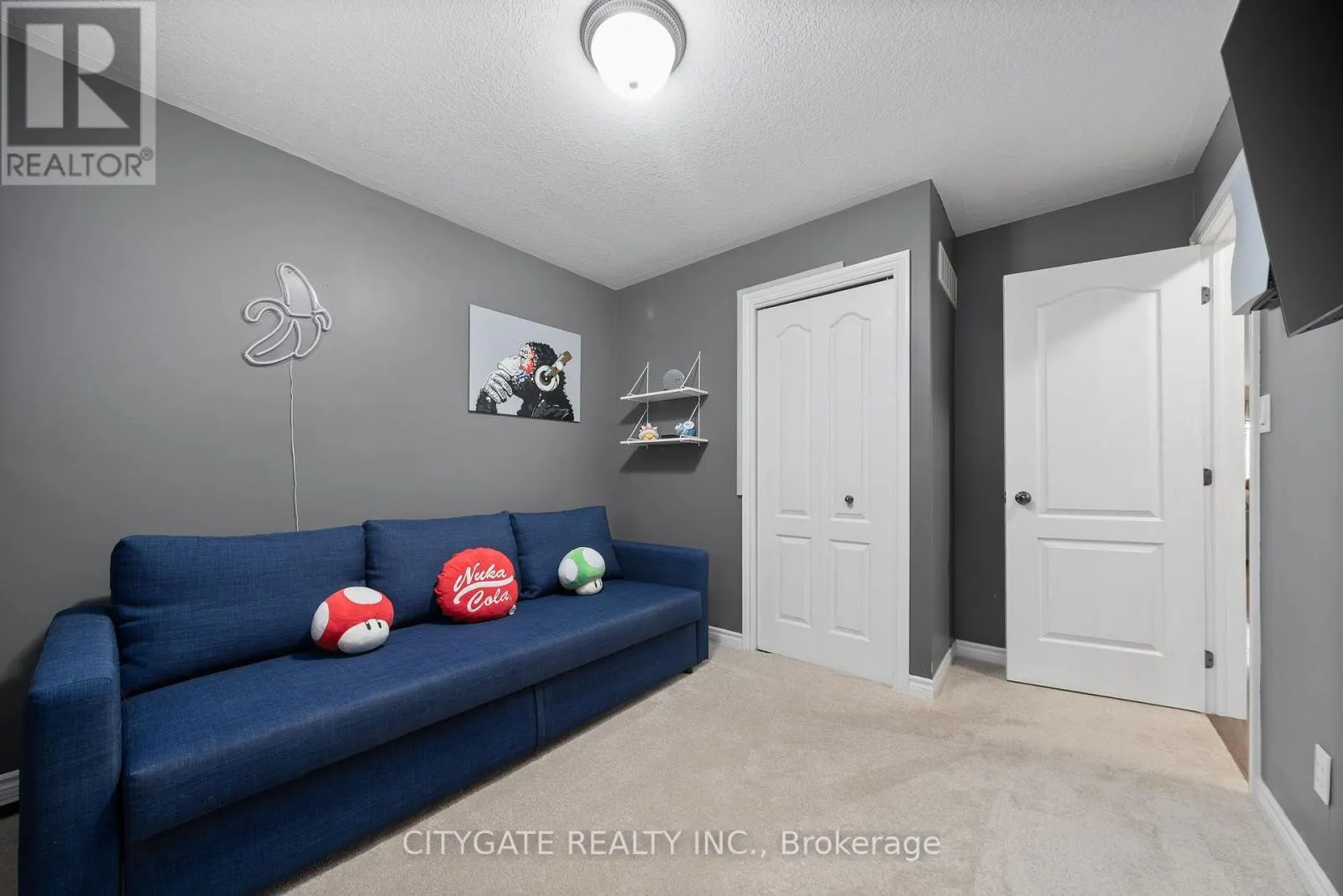 43 FOLLWELL CRESCENT