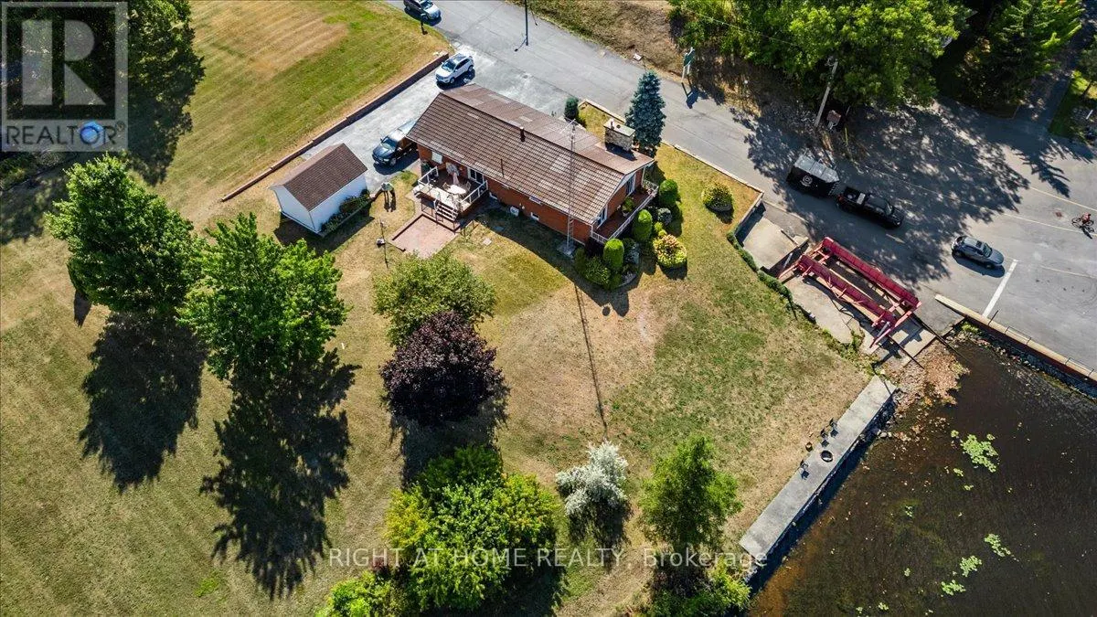 1835 CH. DU TRAVERSIER STREET N