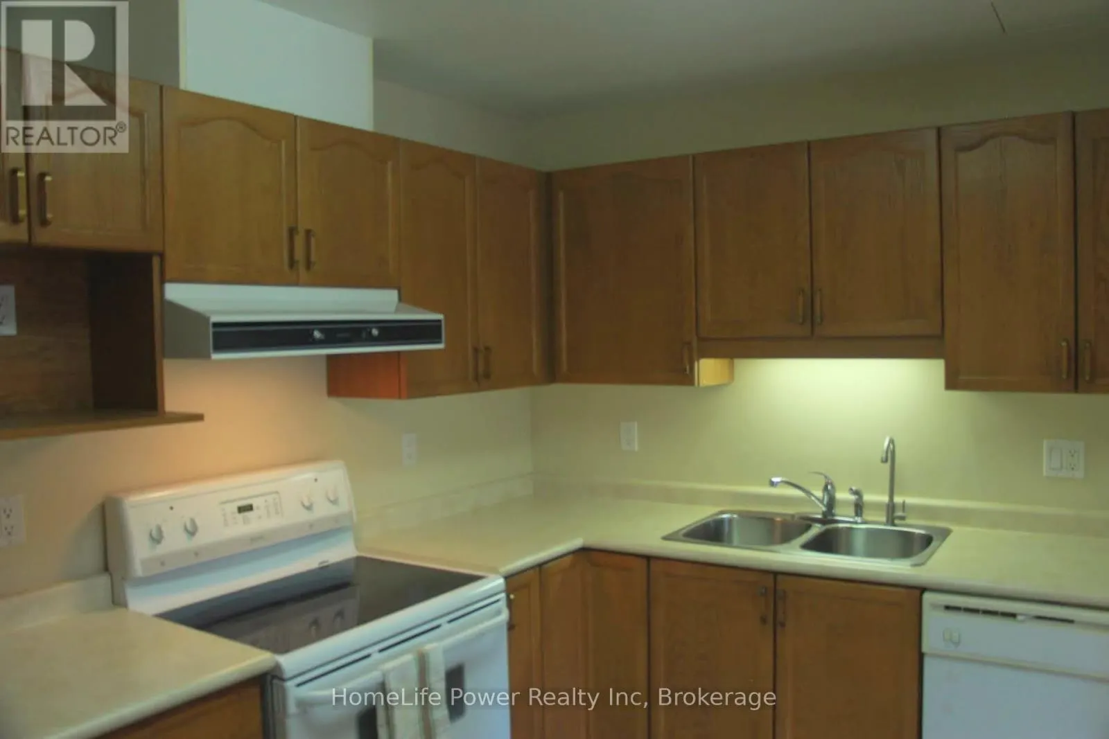 208 - 20 ST GEORGE STREET, #208