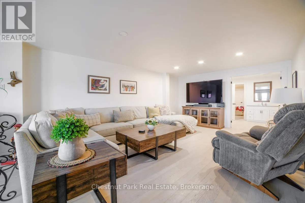 8 GEORGE WALK