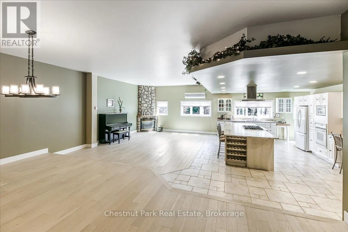 8 GEORGE WALK