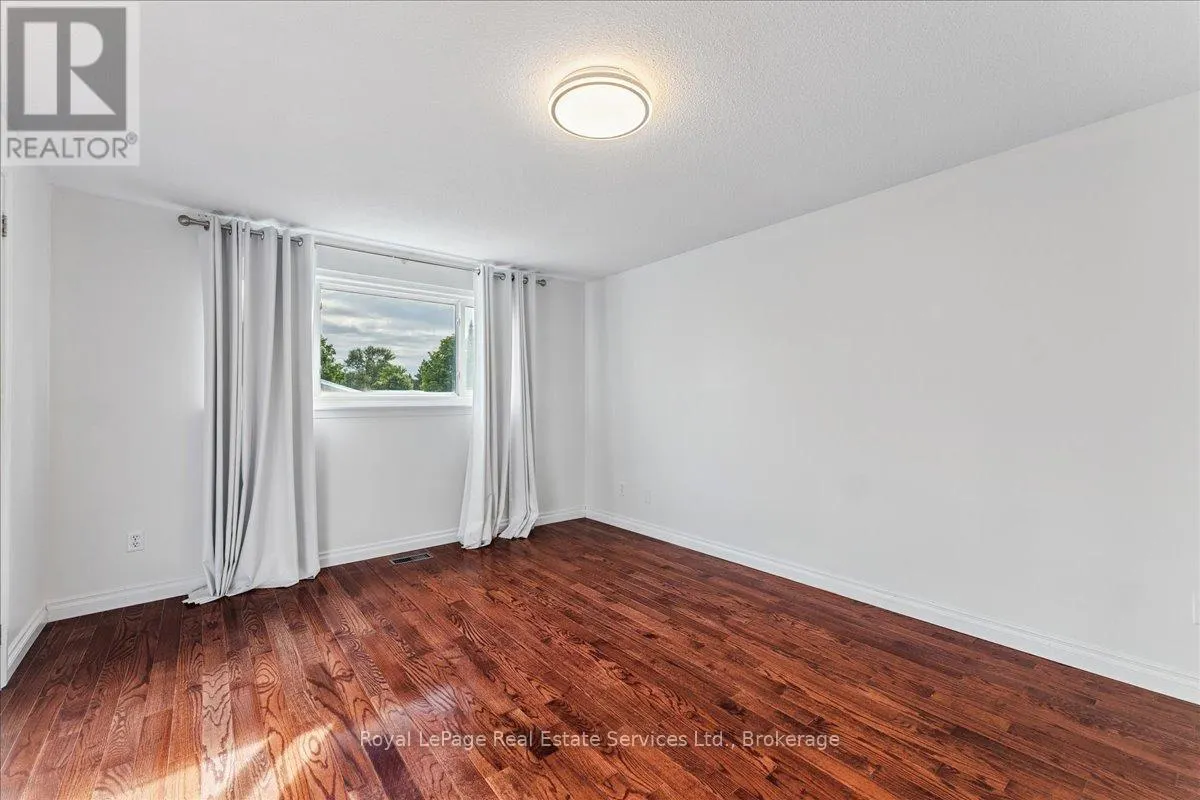15 QUEENSDALE CRESCENT