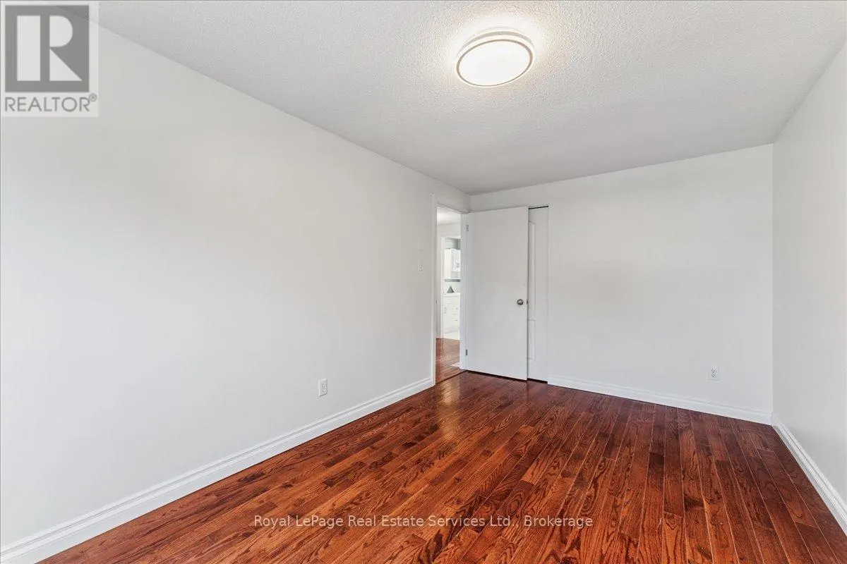 15 QUEENSDALE CRESCENT