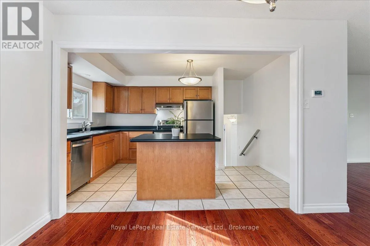 15 QUEENSDALE CRESCENT
