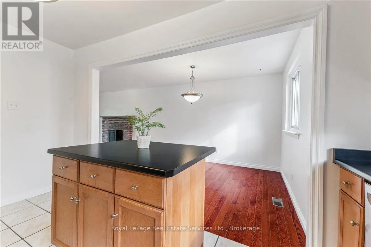 15 QUEENSDALE CRESCENT