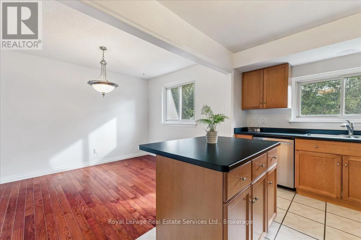 15 QUEENSDALE CRESCENT