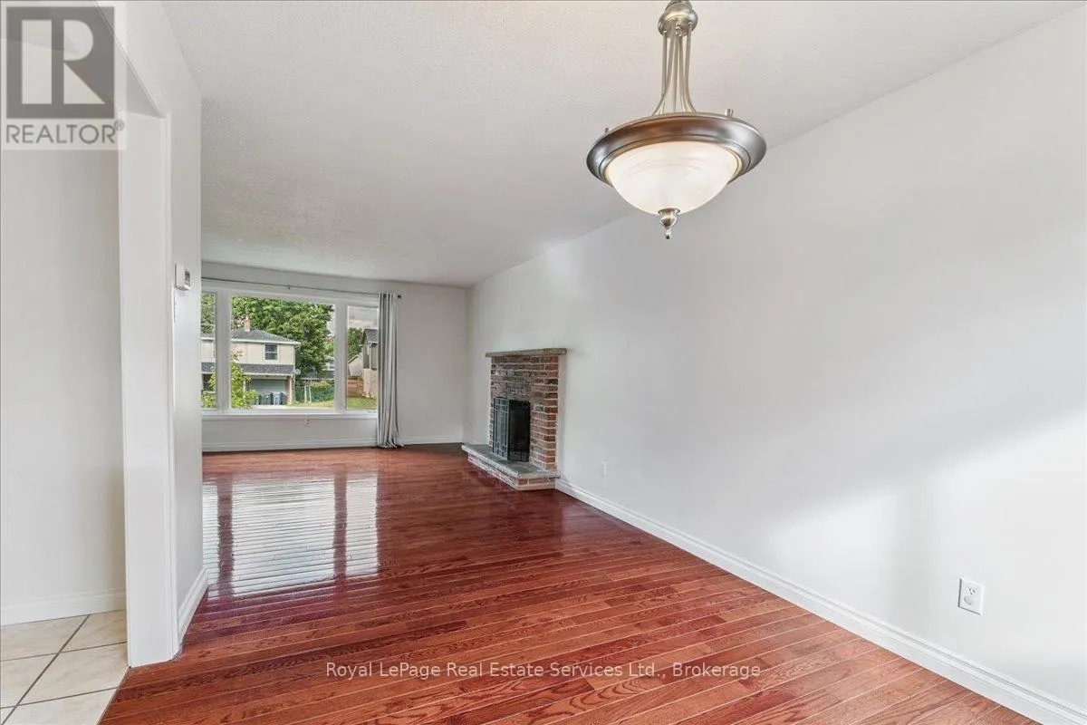 15 QUEENSDALE CRESCENT