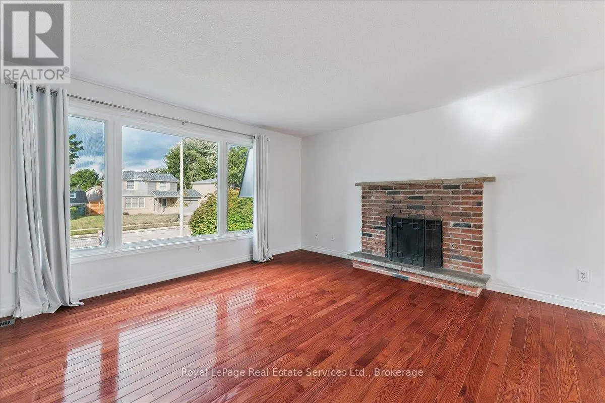 15 QUEENSDALE CRESCENT