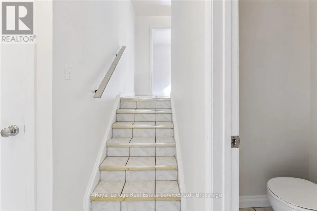 15 QUEENSDALE CRESCENT