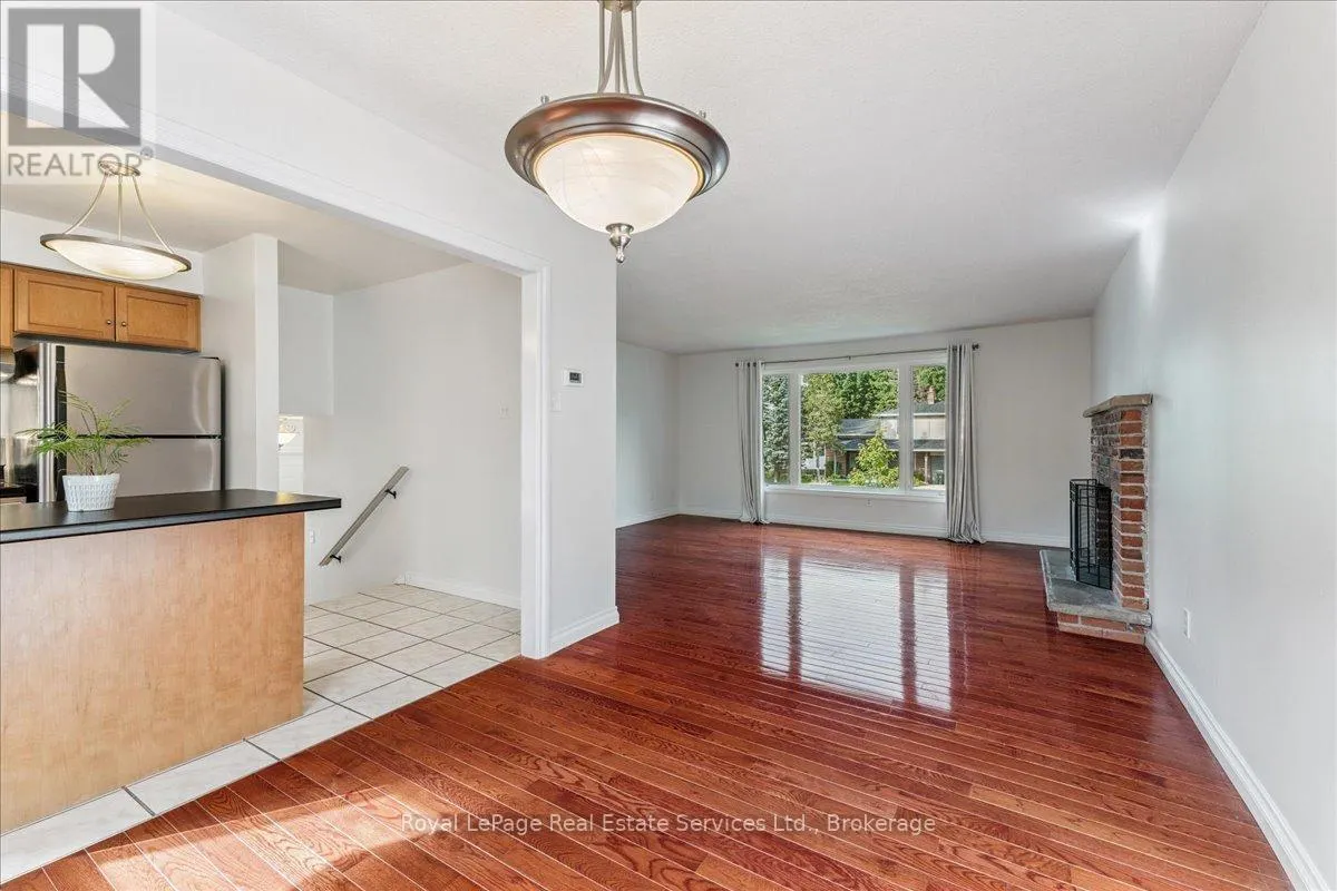 15 QUEENSDALE CRESCENT