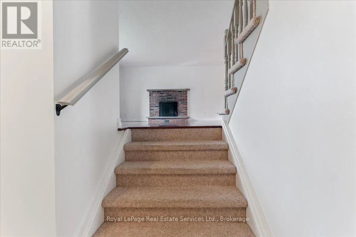 15 QUEENSDALE CRESCENT