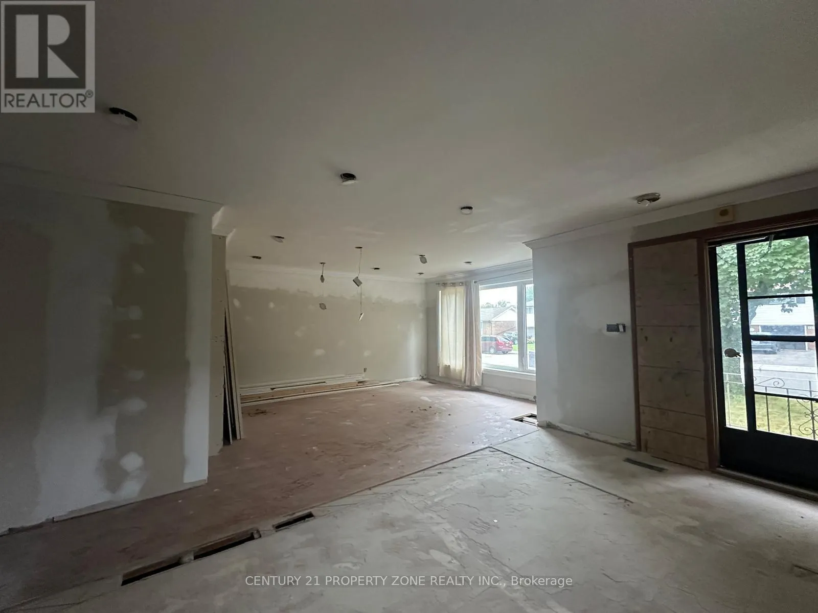 237 FERNWOOD CRESCENT