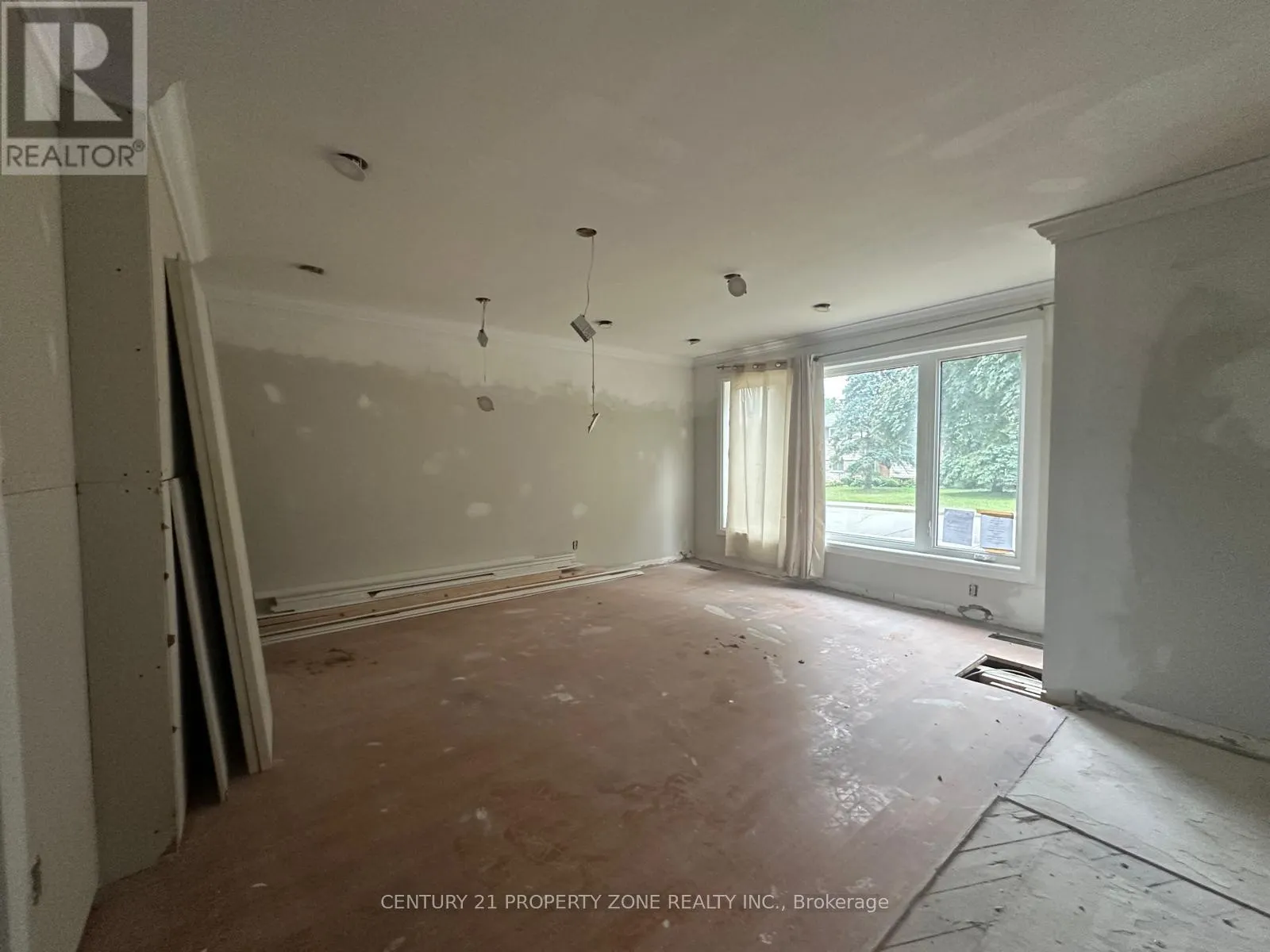 237 FERNWOOD CRESCENT